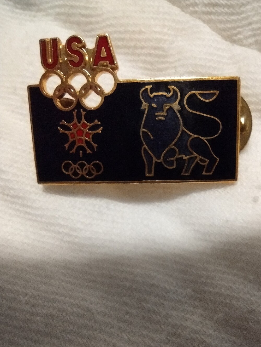 USA Winter Olympics Meryll Lynch 1984 Black & Gold Bull Enamel Lapel Pin